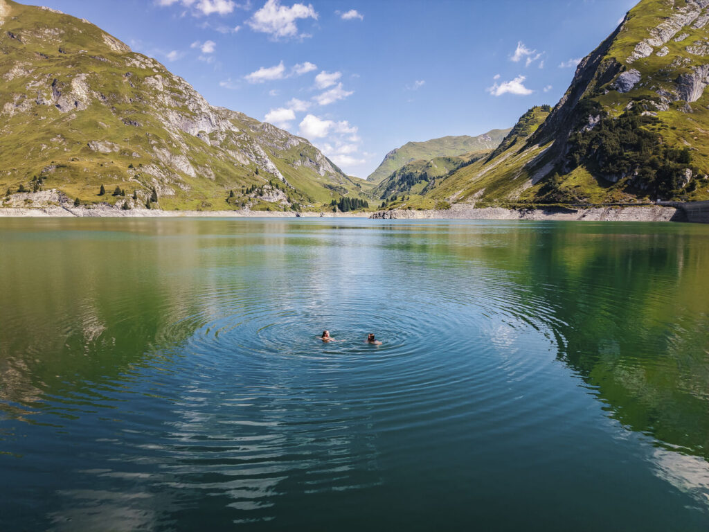 Alpines Wandern und Schwimmen am Spullersee in Lech Zürs am Arlberg