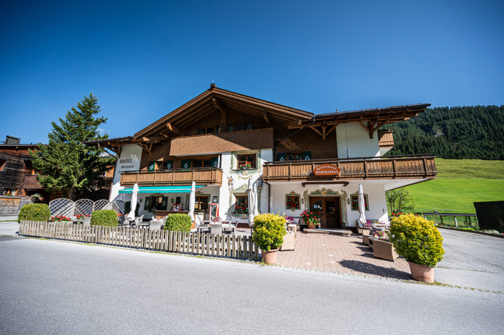 Au&szlig;enbereich Hotel Hartenfels in Zug bei Lech