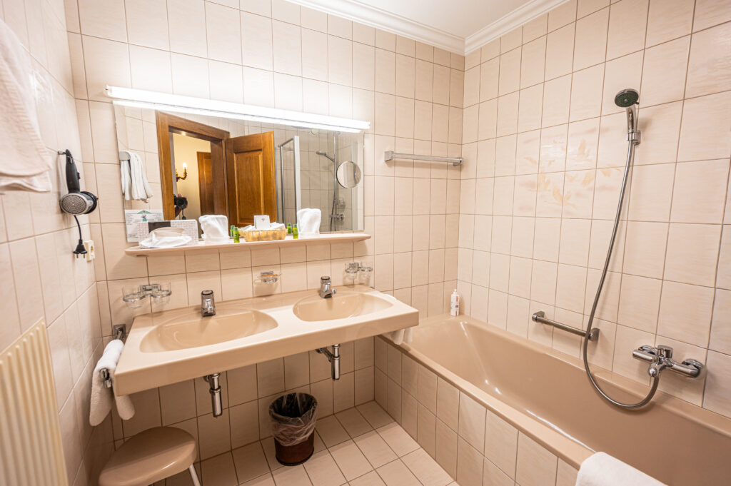 Badezimmer in der Ferienwohnung im Hotel Hartenfels in Zug bei Lech
