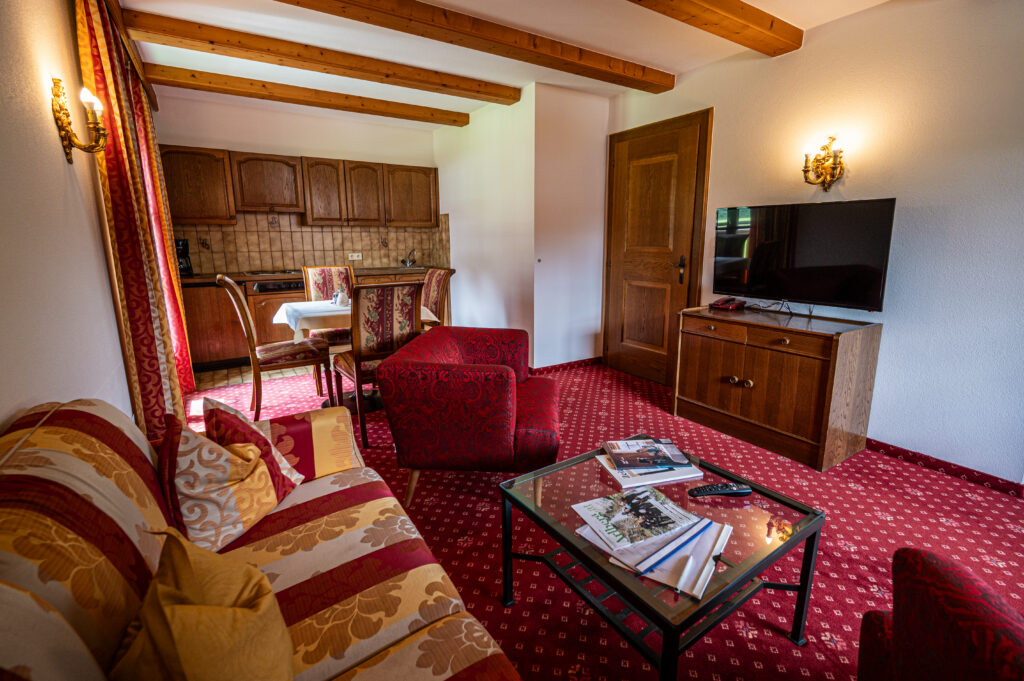 Wohnbereich in der Ferienwohnung im Hotel Hartenfels in Zug bei Lech