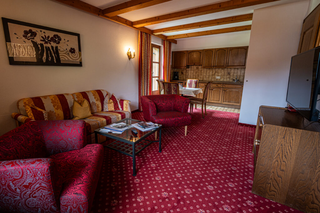 Wohnbereich in der Ferienwohnung im Hotel Hartenfels in Zug bei Lech