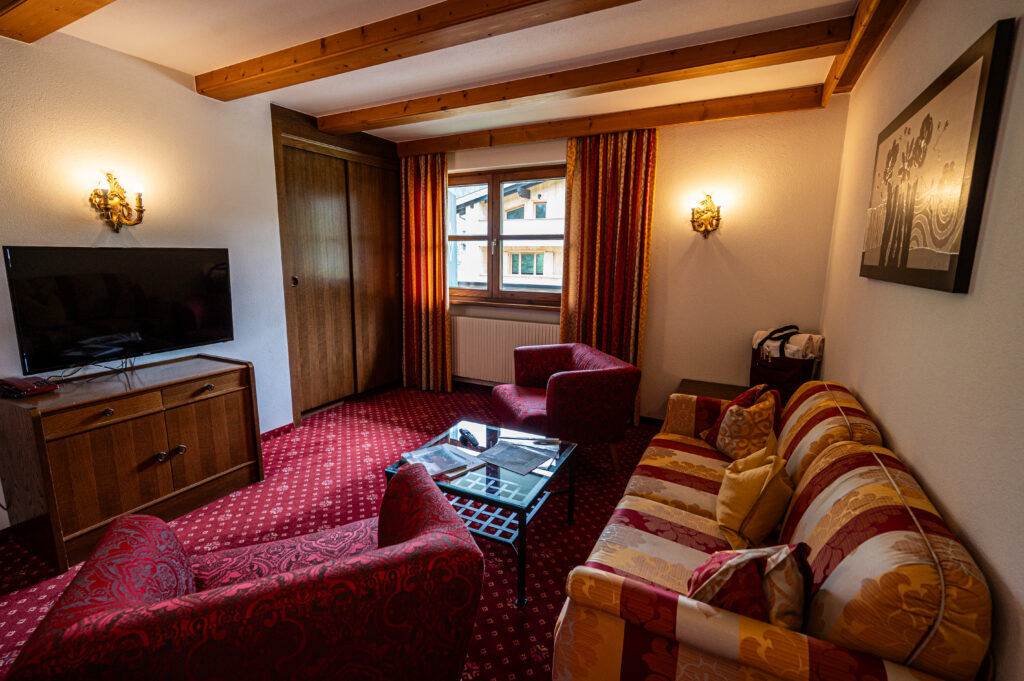 Wohnbereich in der Ferienwohnung im Hotel Hartenfels in Zug bei Lech