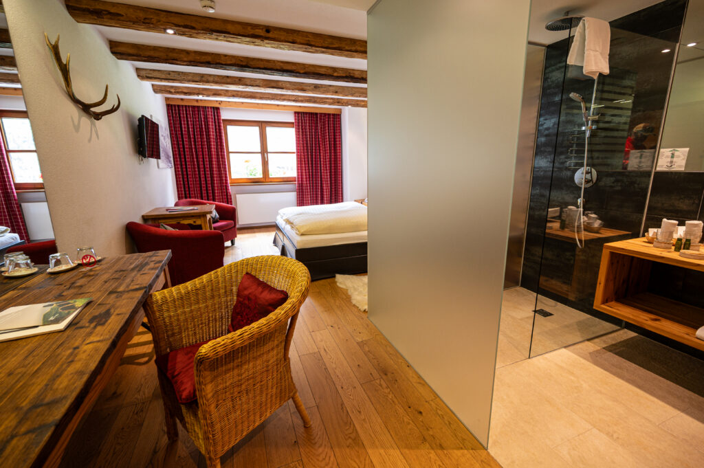 Wohnecke eines Doppelzimmer im Hotel Hartenfels