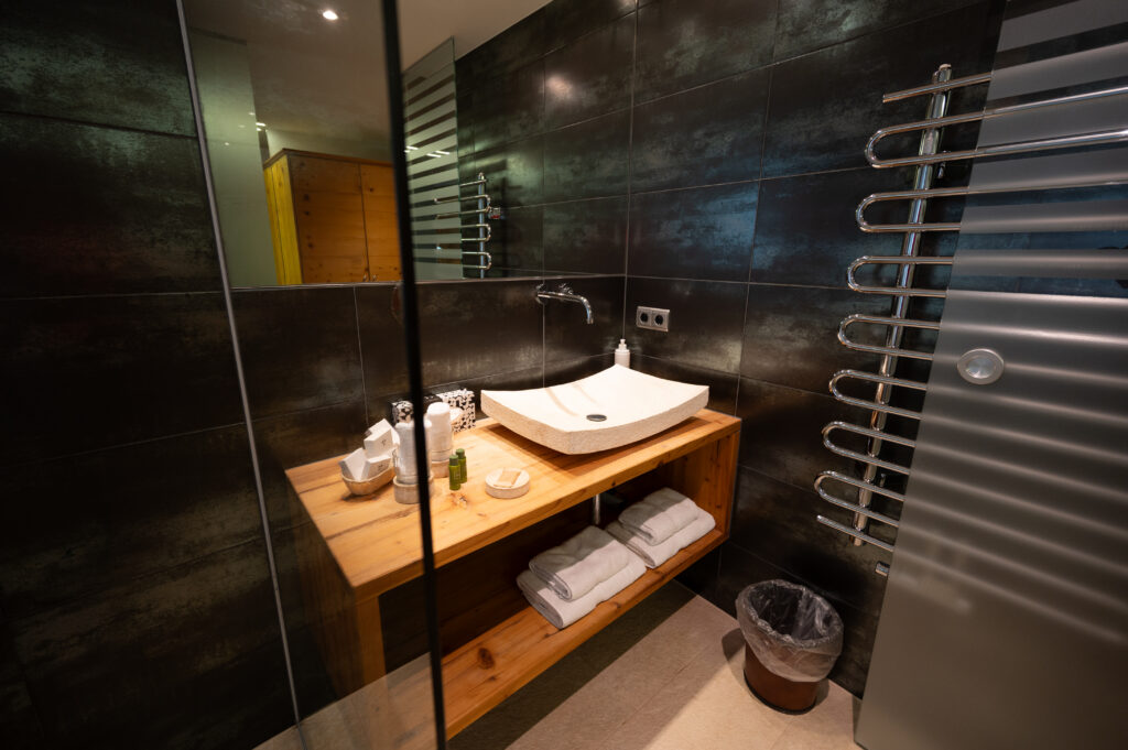 Badezimmer eines Hotelzimmers im Hotel Hartenfels