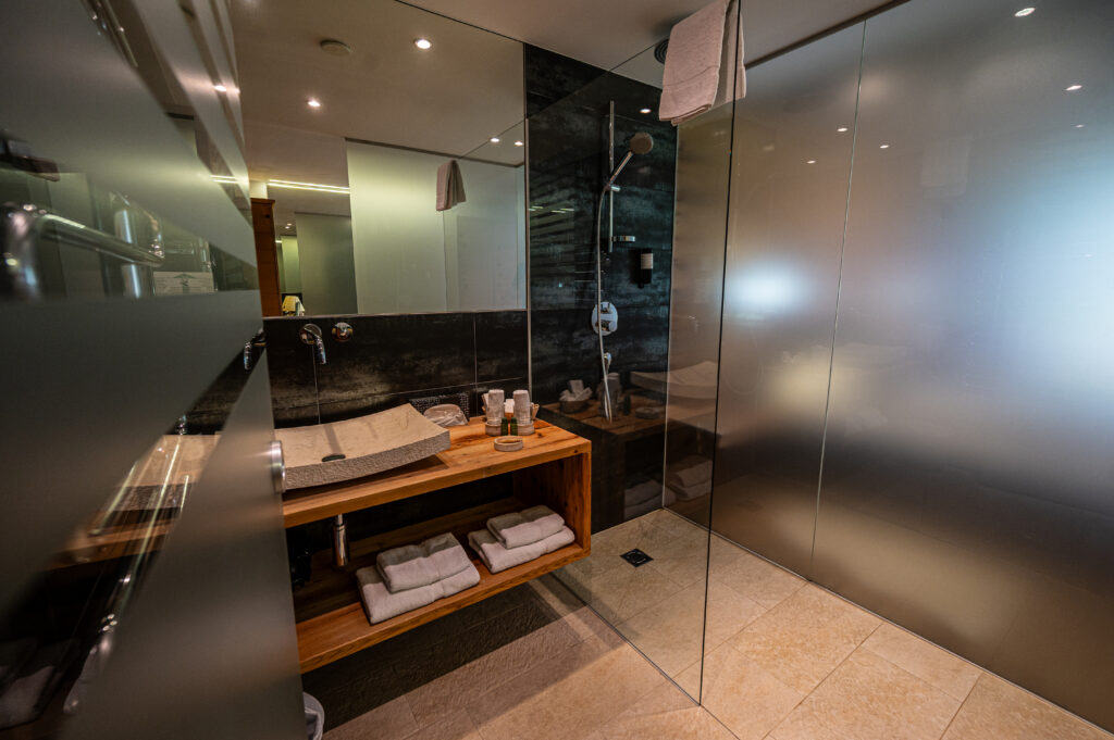 Bad im Doppelzimmer im Hotel Hartenfels in Zug bei Lech