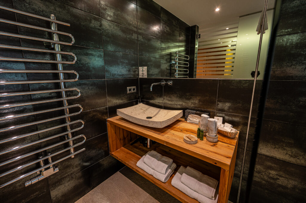 Bad im Doppelzimmer im Hotel Hartenfels in Zug bei Lech