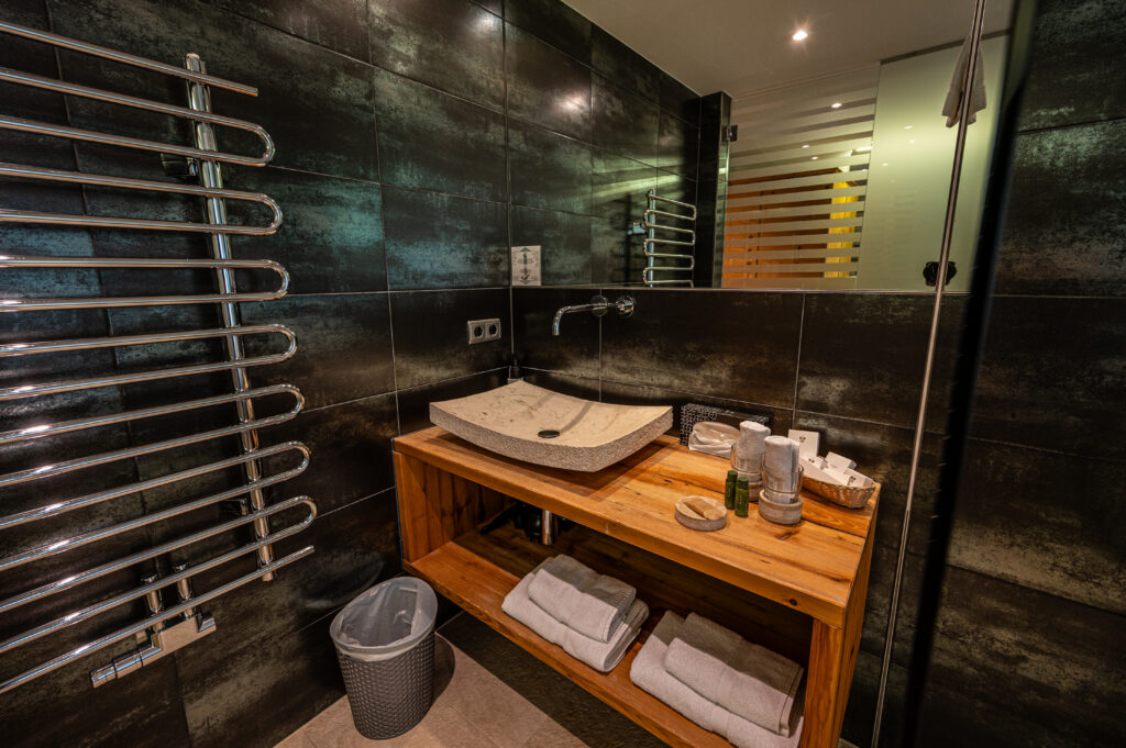 Bad im Doppelzimmer im Hotel Hartenfels in Zug bei Lech