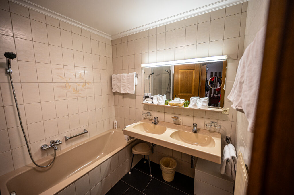Badezimmer im Apartment im Hotel Hartenfels in Zug bei Lech