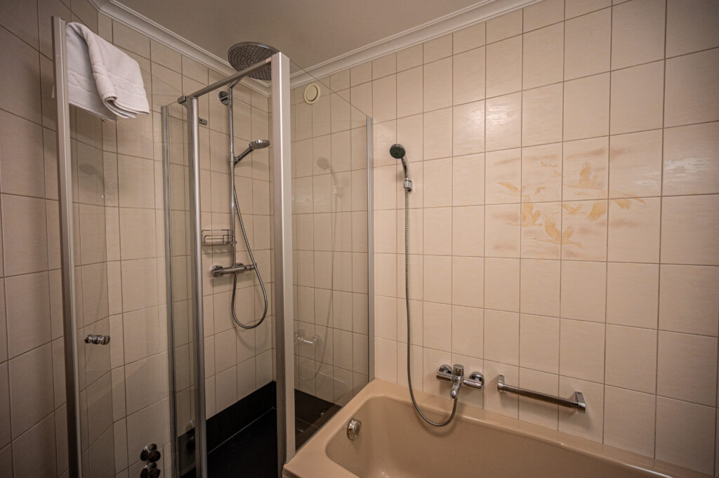 Badezimmer im Apartment im Hotel Hartenfels in Zug bei Lech