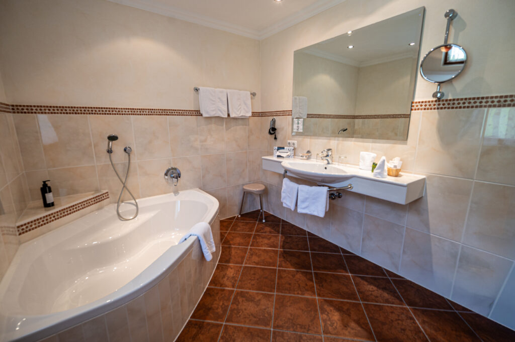 Großes Badezimmer in der Romantik Suite im Hotel Hartenfels in Zug bei Lech