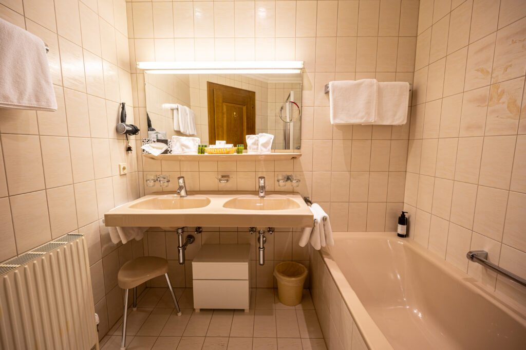Badezimmer im Apartment im Hotel Hartenfels in Zug bei Lech