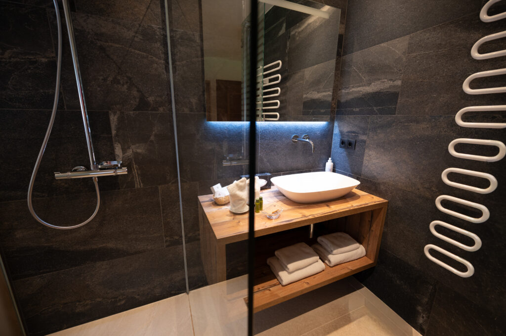 Badezimmer eines Hotelzimmers im Hotel Hartenfels