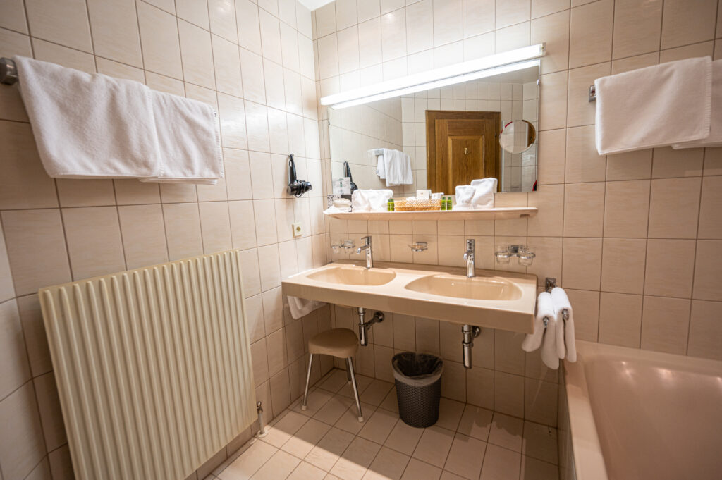 Badezimmer im Apartment im Hotel Hartenfels in Zug bei Lech