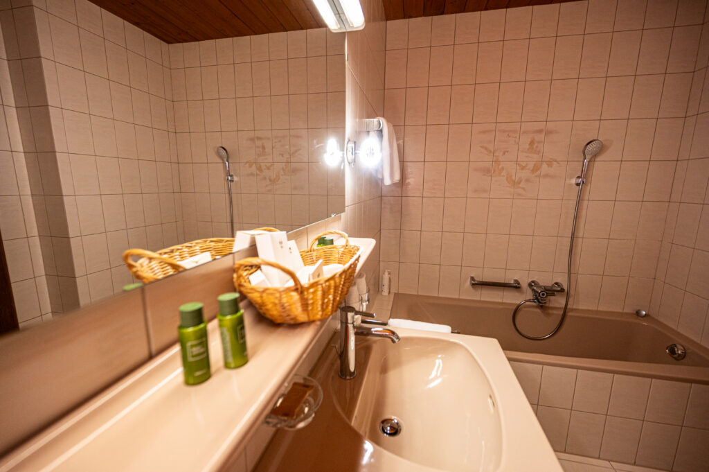 Bad im Apartment de luxe im Hotel Hartenfels in Zug bei Lech
