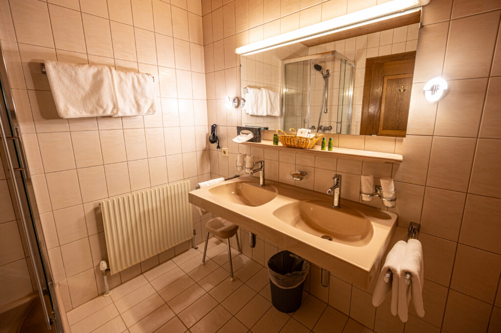 Bad im Apartment de luxe im Hotel Hartenfels in Zug bei Lech