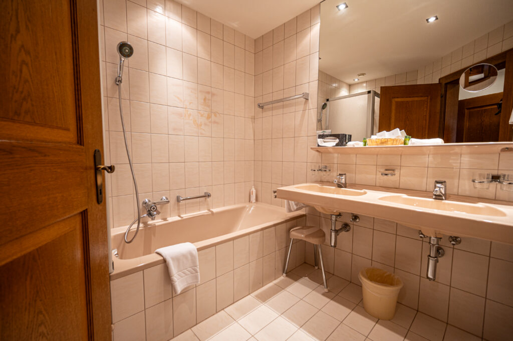 Badezimmer in der Suite de luxe im Hotel Hartenfels in Zug bei Lech