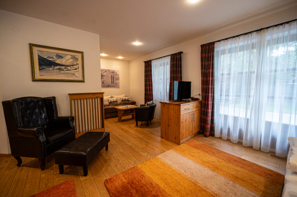 Wohnbereich in der Suite de luxe im Hotel Hartenfels in Zug bei Lech