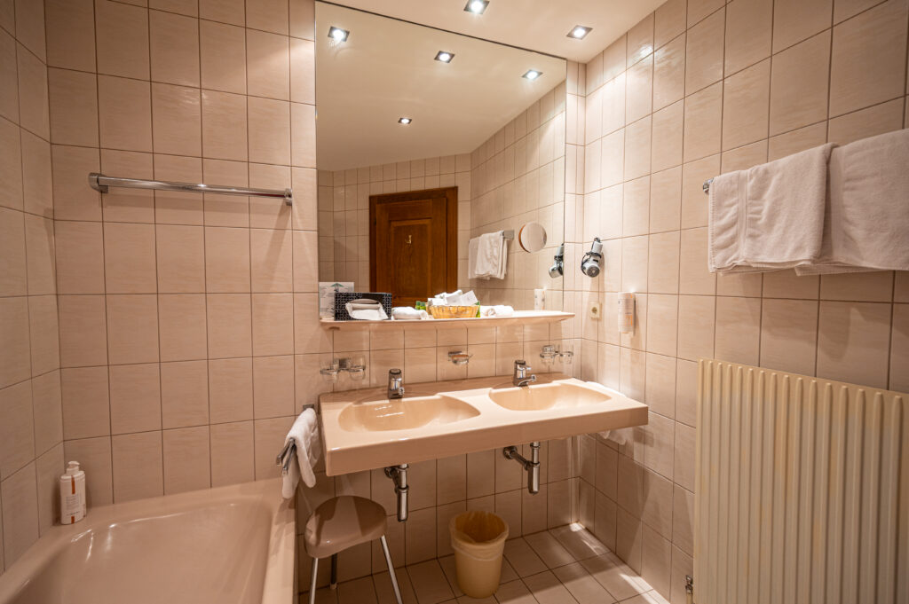 Badezimmer in der Suite de luxe im Hotel Hartenfels in Zug bei Lech