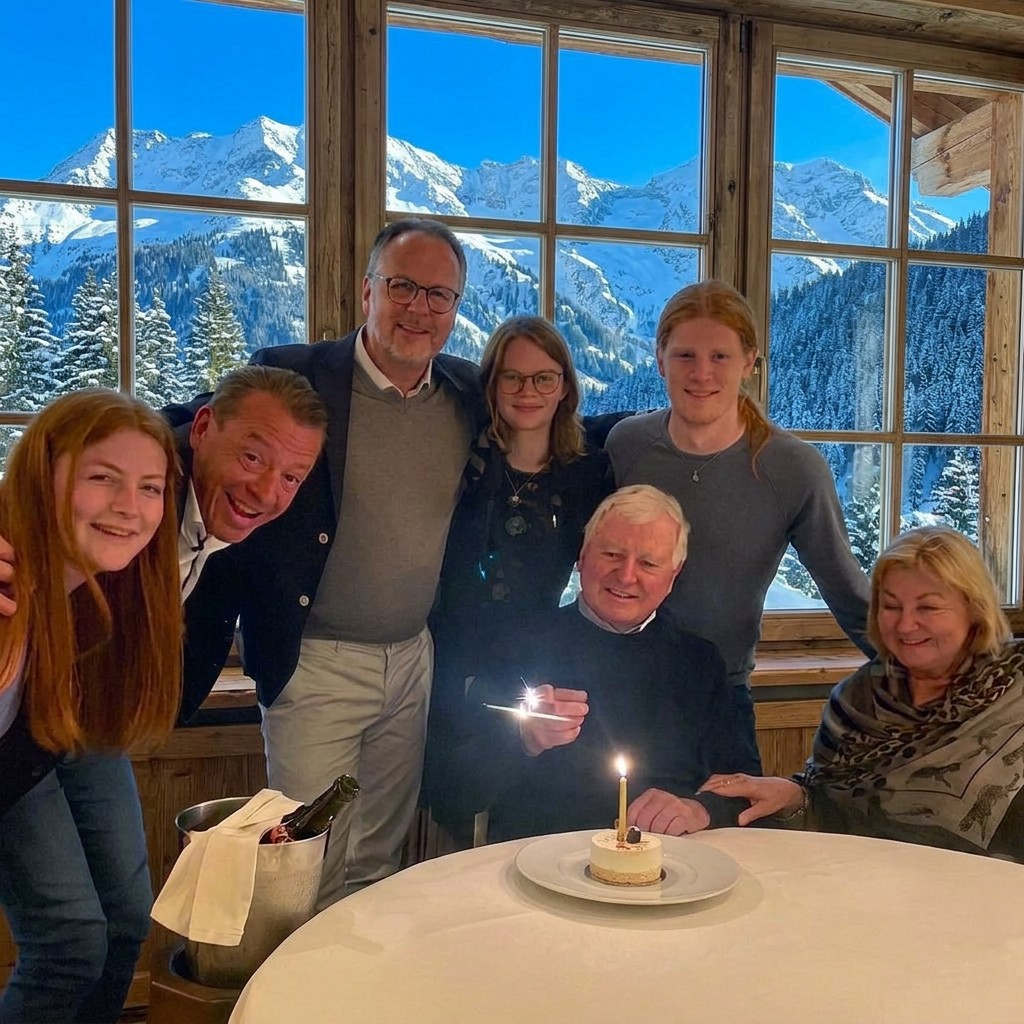 Familie Wolf fröhlich zusammen
